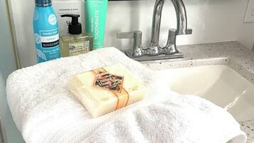 Douche, serviettes fournies, savon, shampoing