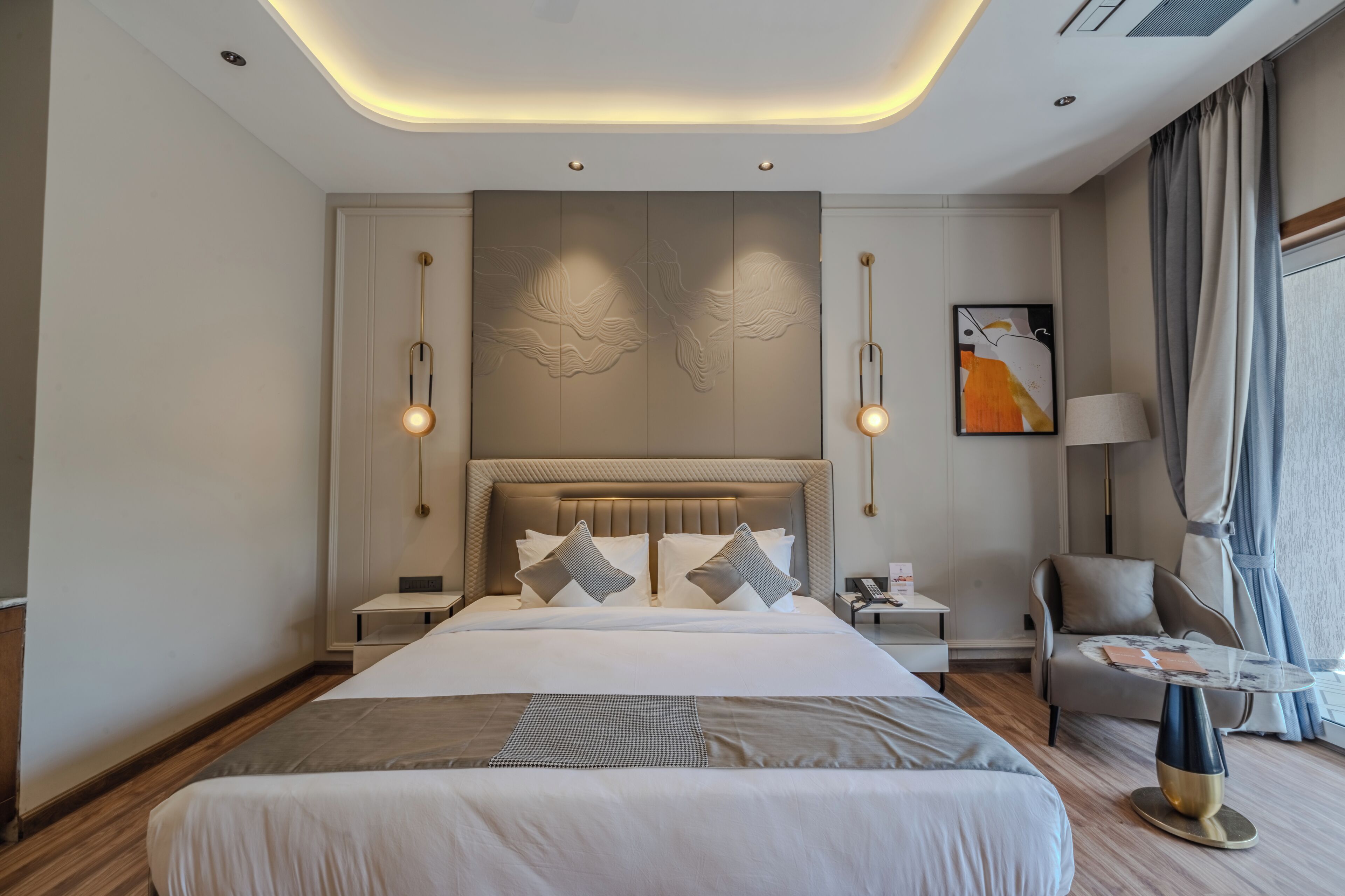 Ropa de cama hipoalergénica y caja de seguridad en la habitación 