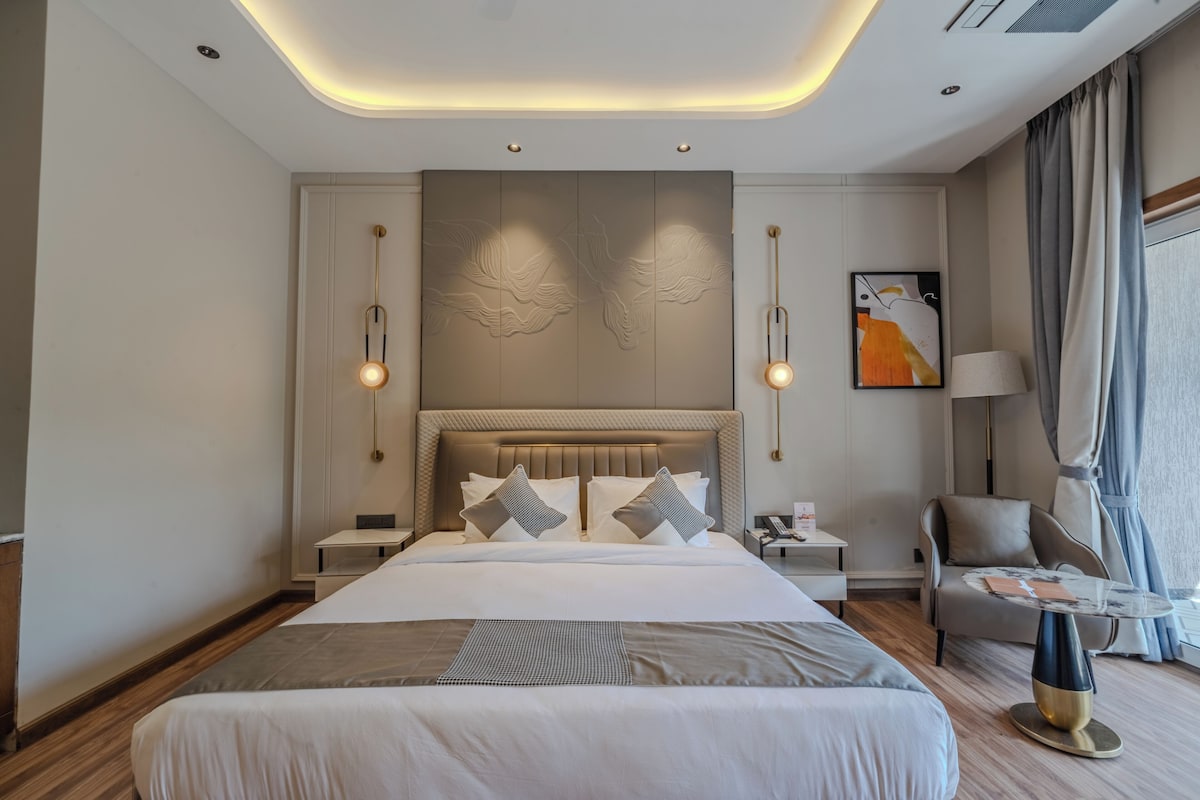 Ropa de cama hipoalergénica y caja de seguridad en la habitación