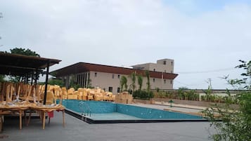 2 outdoor pools