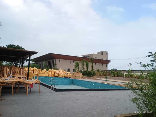 2 outdoor pools