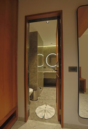 Artículos de tocador gratuitos, secador de pelo, batas, pantuflas