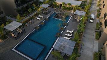 2 outdoor pools