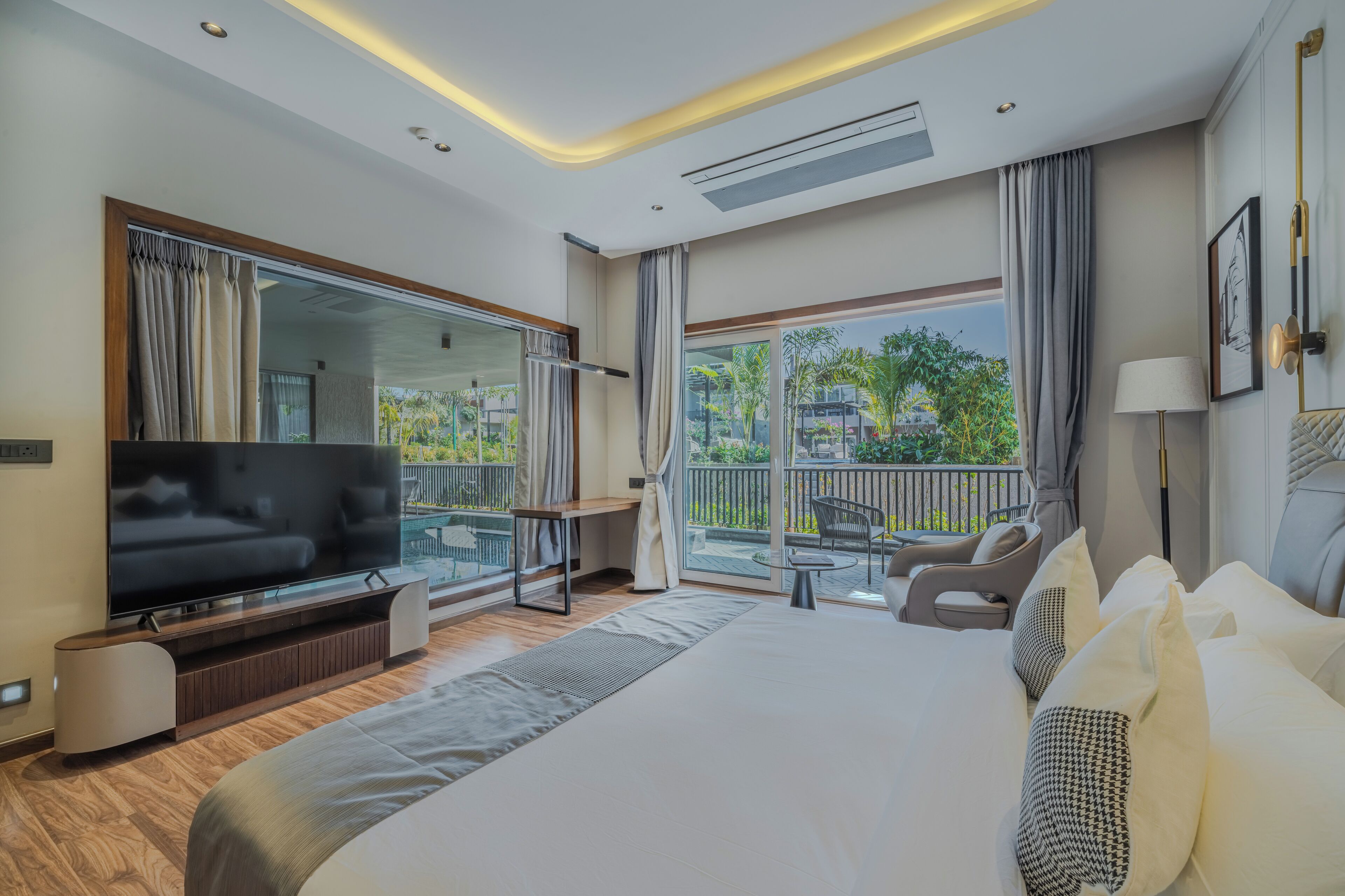 ملاءات للفراش لا تسبب الحساسية وخزنة داخل الغرفة ومكتب