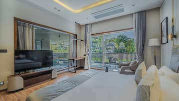 ROHINI 03 VILLA WITH ARAVALI HILLS VIEW | Hypo-allergenic bedding, in-room safe, desk, laptop workspace