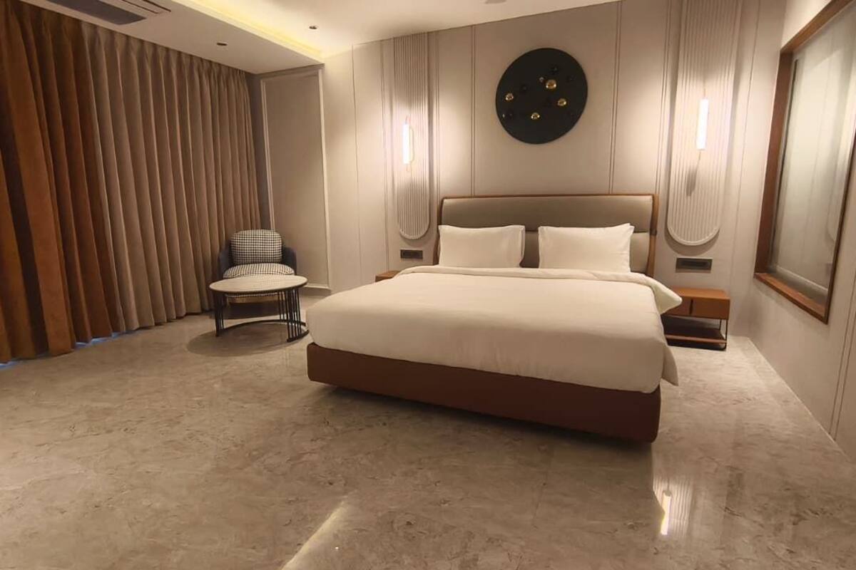 Junior Double Room, Balcony, Mountain View | In-room safe, desk, laptop workspace, blackout drapes