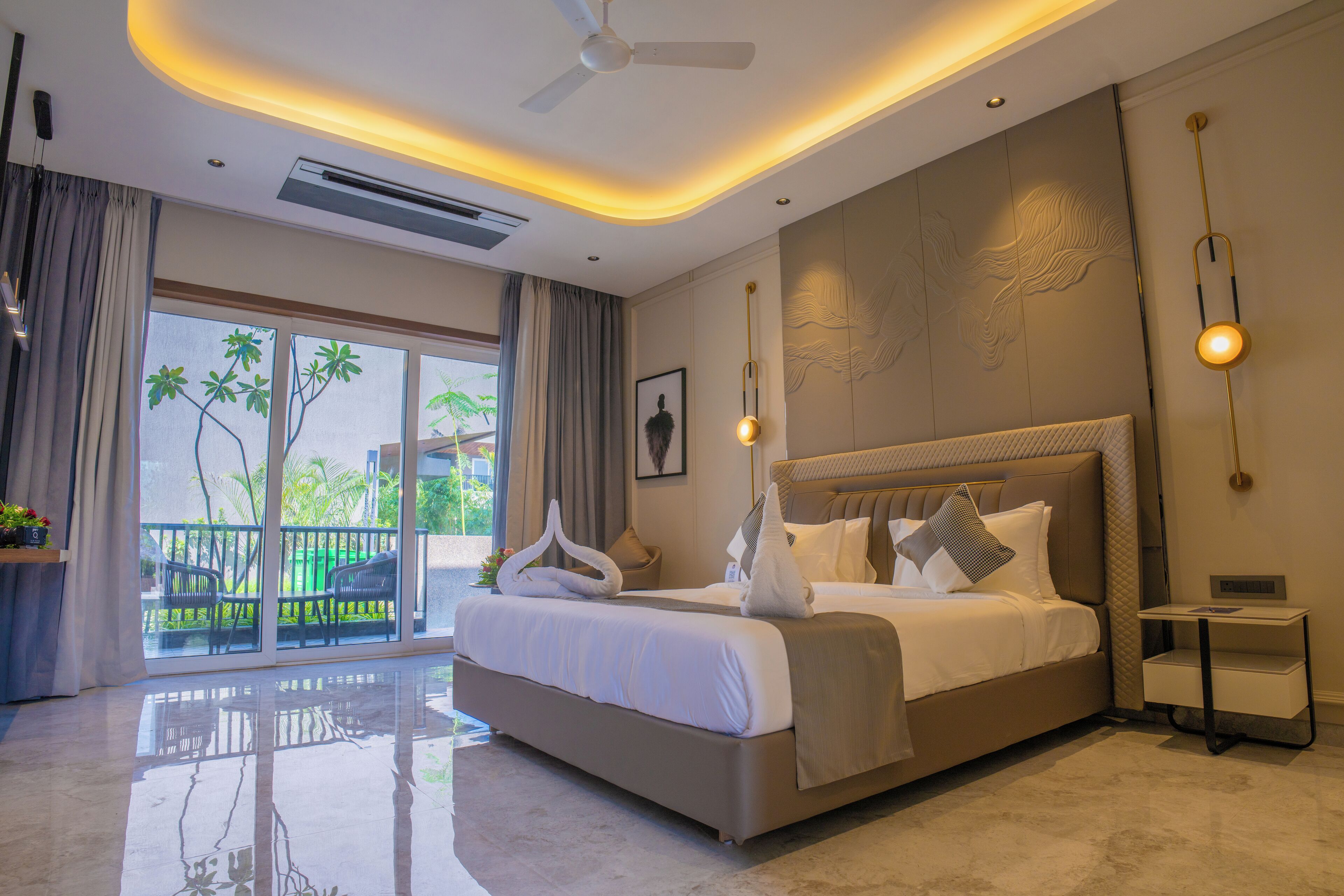 Ropa de cama hipoalergénica y caja de seguridad en la habitación 