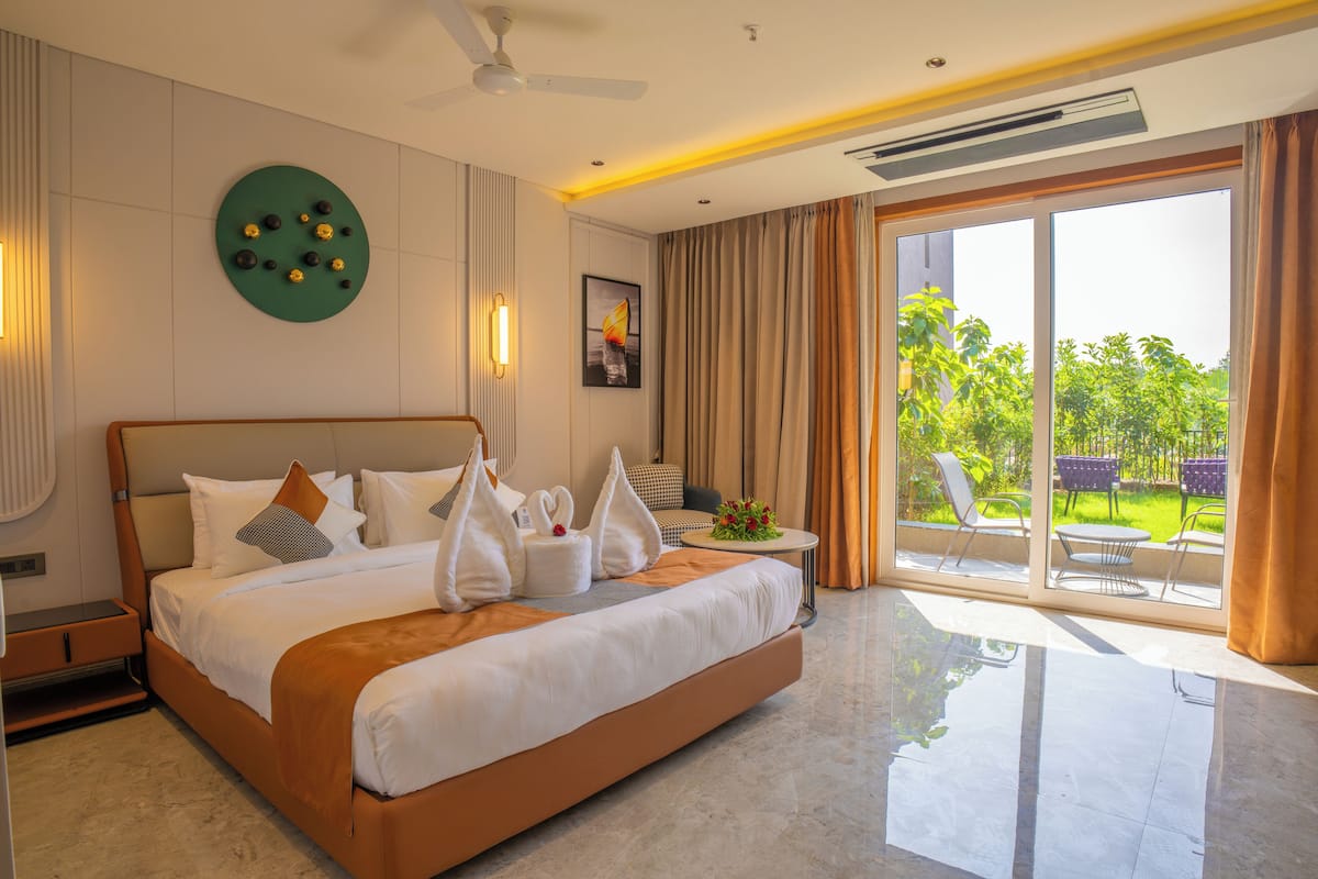 Ropa de cama hipoalergénica y caja de seguridad en la habitación