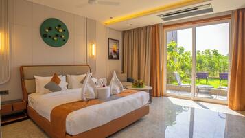 Hypo-allergenic bedding, in-room safe, desk, laptop workspace