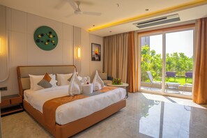 Hypo-allergenic bedding, in-room safe, desk, laptop workspace