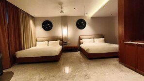 Ropa de cama hipoalergénica y caja de seguridad en la habitación 