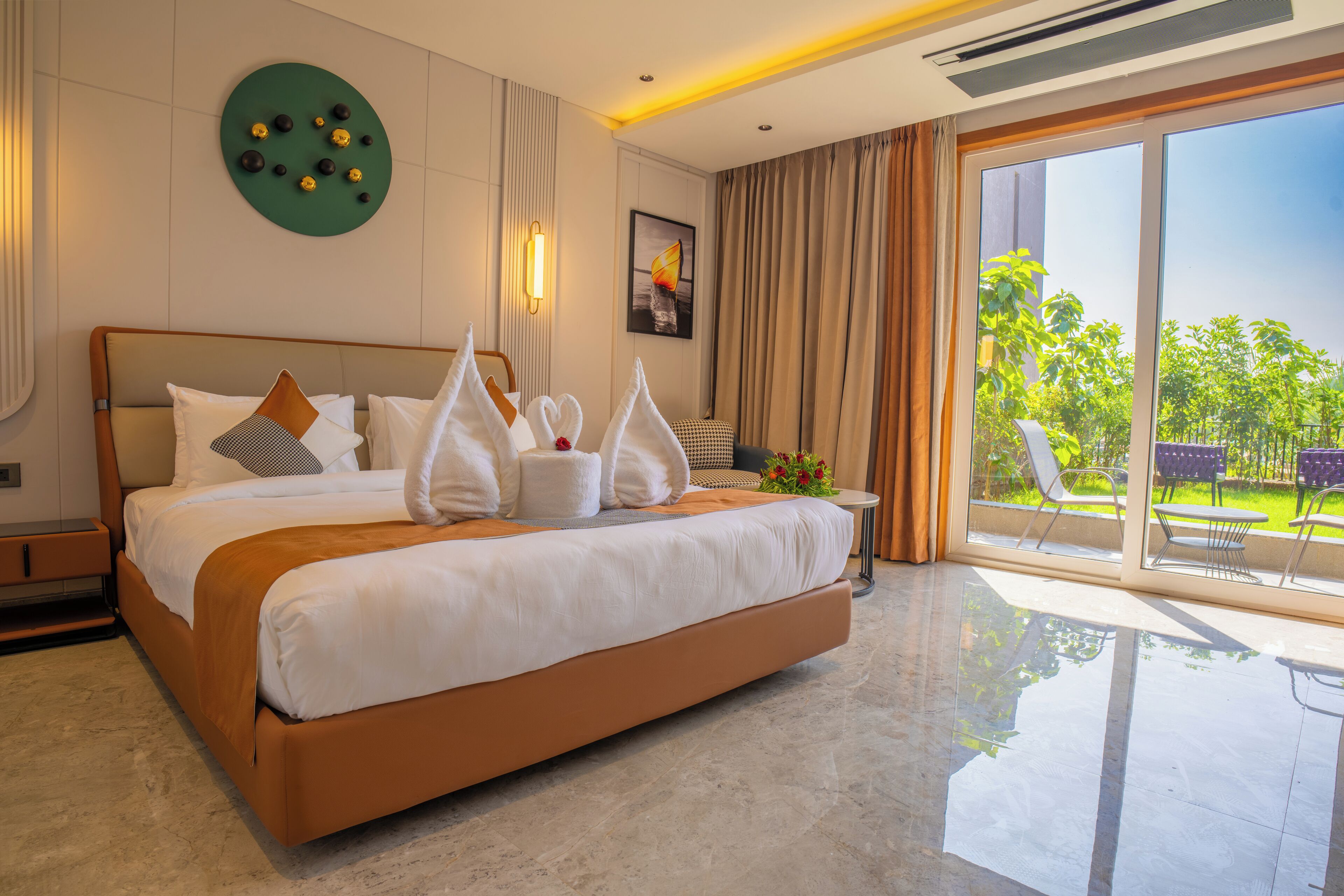 Ropa de cama hipoalergénica y caja de seguridad en la habitación 