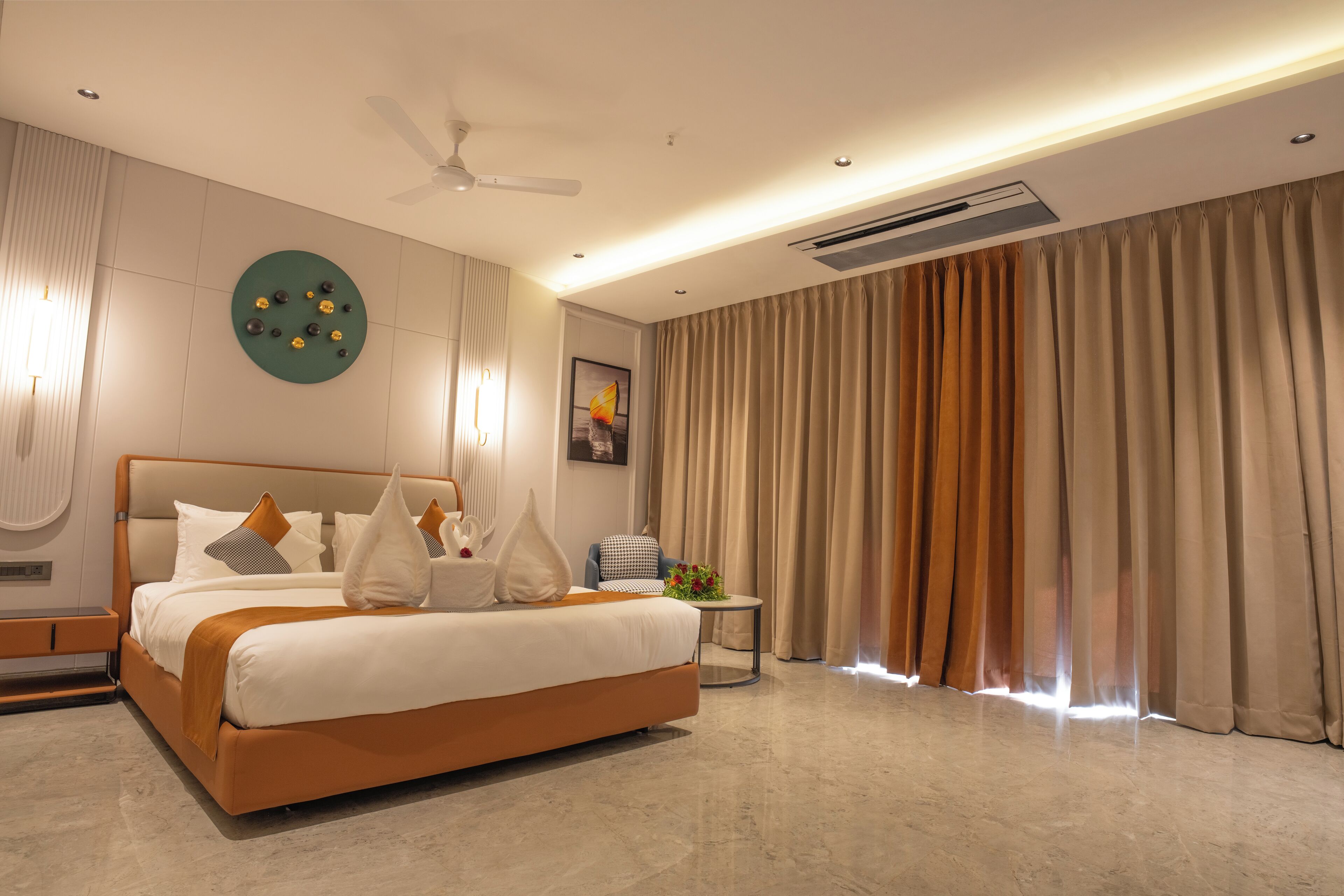 Ropa de cama hipoalergénica y caja de seguridad en la habitación 