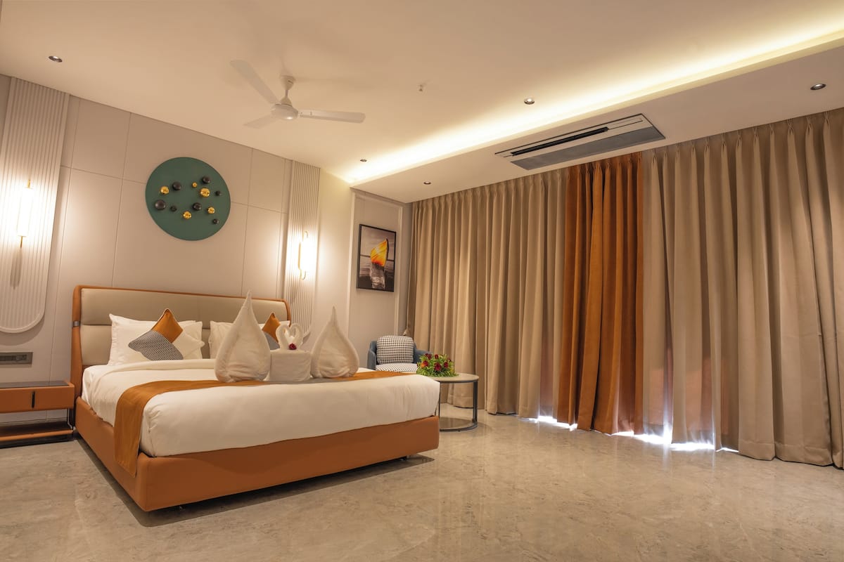 Ropa de cama hipoalergénica y caja de seguridad en la habitación