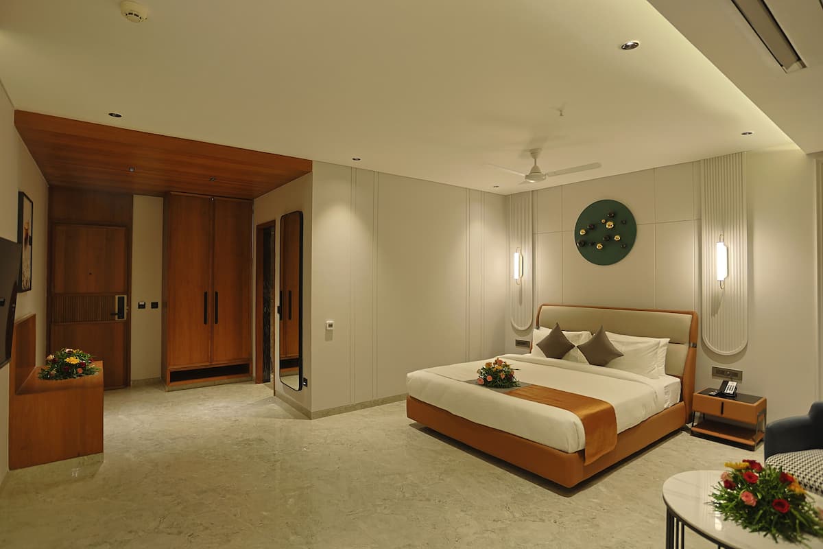 Hypo-allergenic bedding, in-room safe, desk, laptop workspace