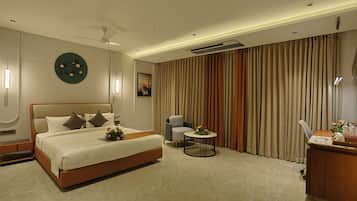 Premier Room Garden View | Hypo-allergenic bedding, in-room safe, desk, laptop workspace