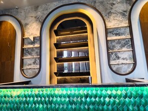 2 bars/lounges