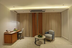 Ropa de cama hipoalergénica y caja de seguridad en la habitación