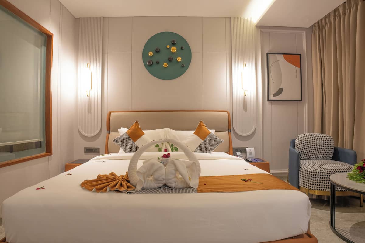 Ropa de cama hipoalergénica y caja de seguridad en la habitación