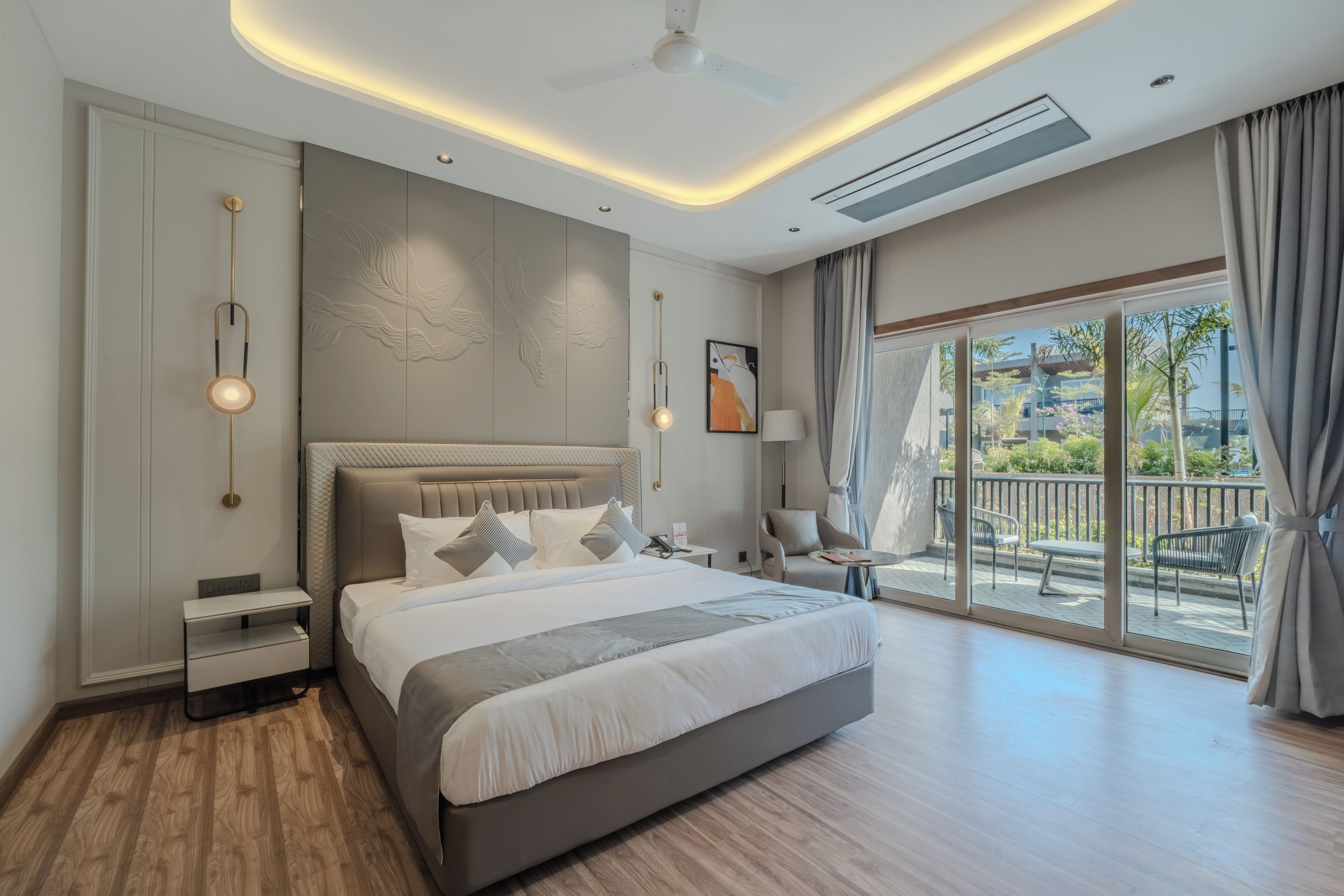 Ropa de cama hipoalergénica y caja de seguridad en la habitación 