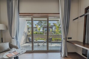 Ropa de cama hipoalergénica y caja de seguridad en la habitación 