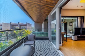 Villa, balcón, vistas a la colina | Ropa de cama hipoalergénica, caja fuerte, escritorio