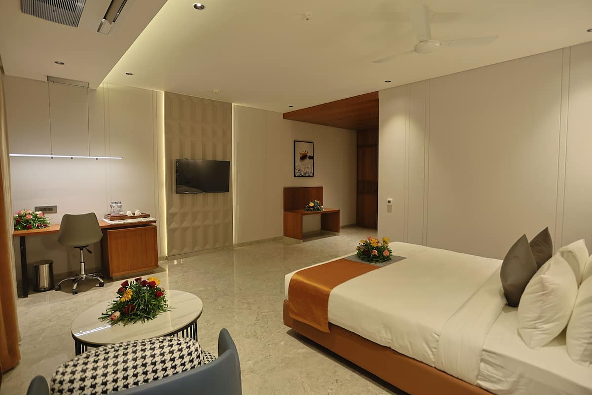 Ropa de cama hipoalergénica y caja de seguridad en la habitación