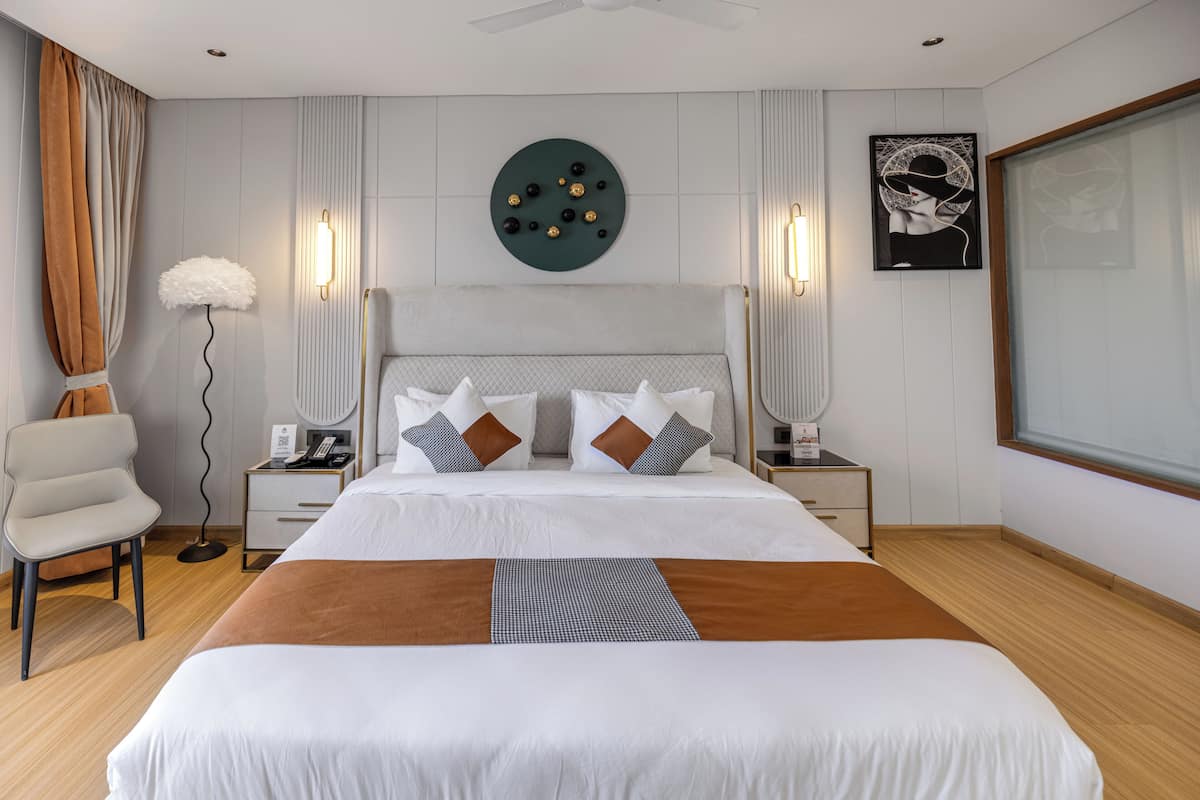 Ropa de cama hipoalergénica y caja de seguridad en la habitación