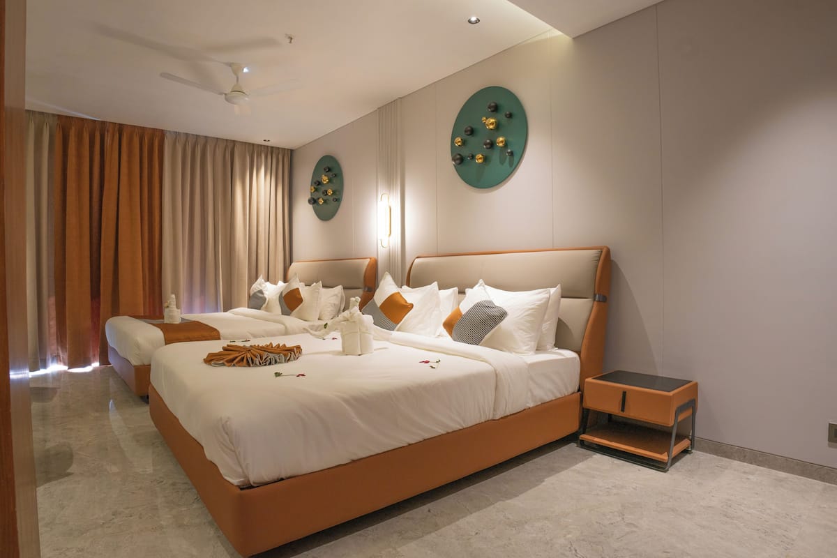 Ropa de cama hipoalergénica y caja de seguridad en la habitación