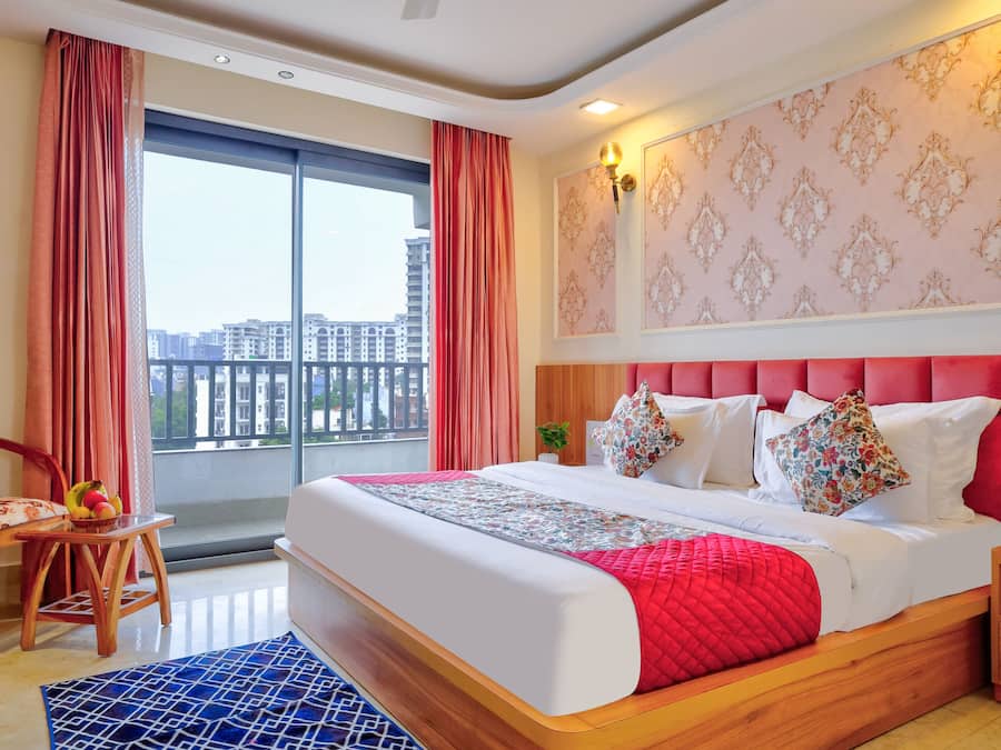 Suite, Balcony, City View | Premium bedding, minibar, soundproofing, free WiFi