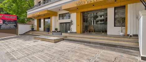 Un hotel con fachada moderna, que presenta un letrero para un restaurante y un Qotel.
