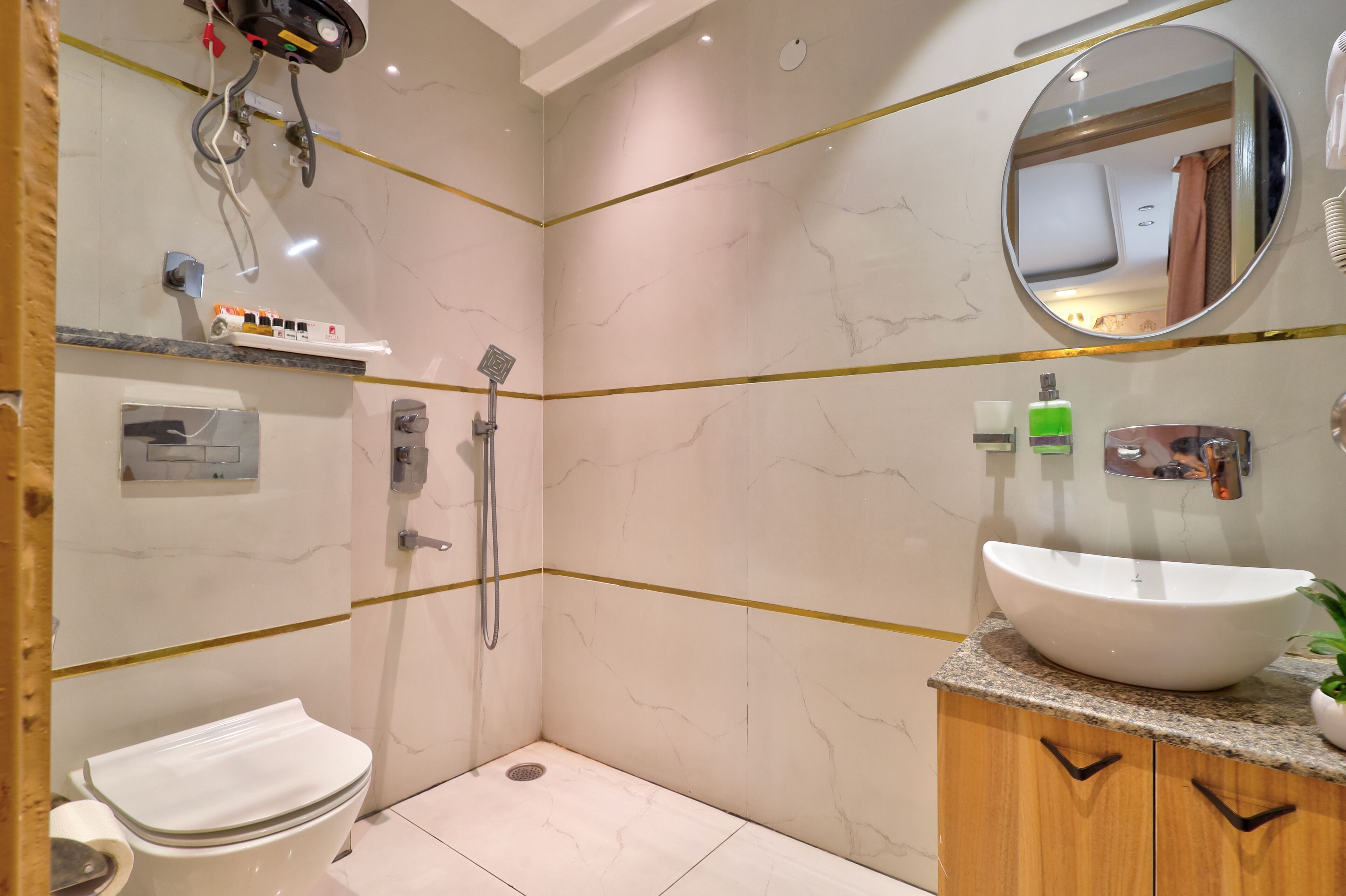 Un baño moderno con ducha, inodoro y lavamanos.