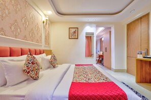 Ein Hotelzimmer mit Bett, Schreibtisch und Kleiderschrank.
