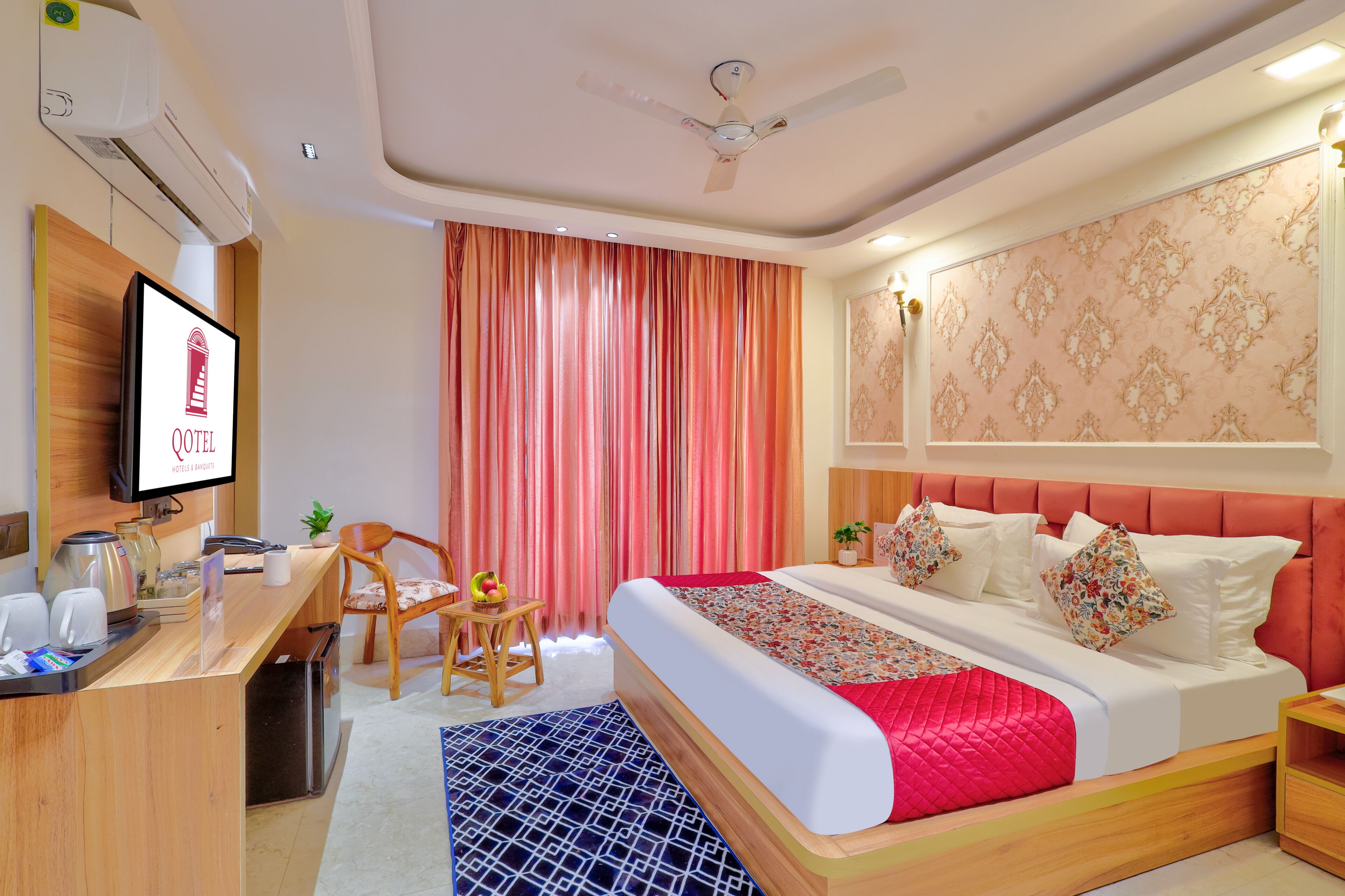 Une chambre d’hôtel équipée d’un lit, d’un bureau, d’une chaise et d’un téléviseur.