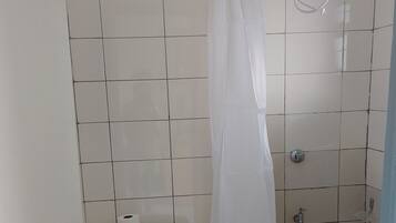 Ducha, toallas, jabón, papel higiénico