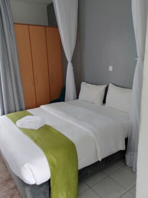 1 bedroom, iron/ironing board, internet, bed sheets