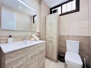 Bathroom - Penthouse on the Ocean by Alquiler de Sueno (Mogan)