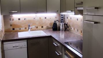 Een koelkast, een microgolfoven, een oven, een kookplaat