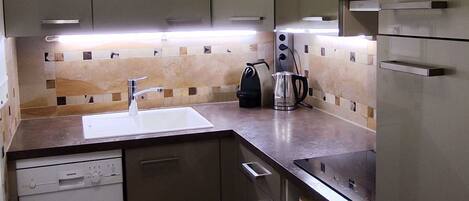 Réfrigérateur, micro-ondes, four, plaque de cuisson