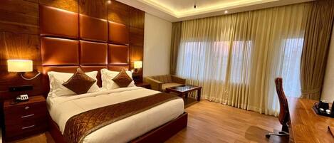 Executive-Suite, Balkon, Bergblick | Zimmersafe, Verdunkelungsvorhänge, schallisolierte Zimmer