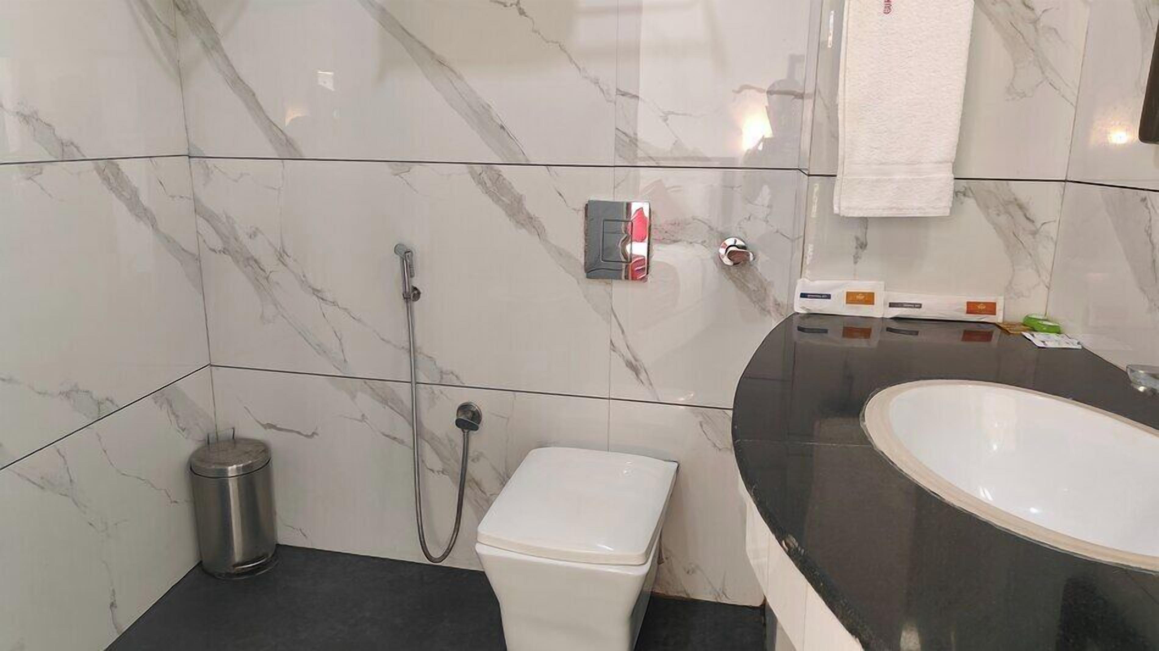 Chambre Premium, vue montagne | Salle de bain | Chaussons