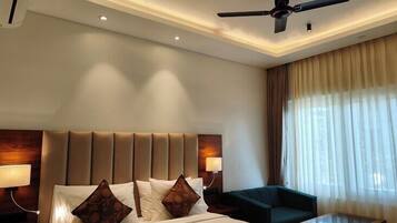 Executive suite, balkon, uitzicht op bergen | Een kluis op de kamer, verduisterende gordijnen, geluiddichte muren