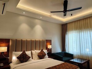 Executive Suite, Balcony, Mountain View | In-room safe, blackout drapes, soundproofing, iron/ironing board