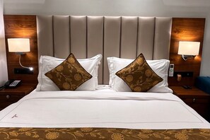 جناح تنفيذي - بشرفة - منظر للجبل | خزنة داخل الغرفة وستائر تعتيم وتجهيزات عازلة للصوت ومكواة/لوح كي