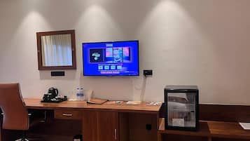 Phòng Suite Executive, ban công, quang cảnh núi | Két bảo mật tại phòng, màn/rèm cản sáng, phòng cách âm