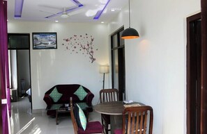 Family Room, Balcony, City View | Ruang tamu