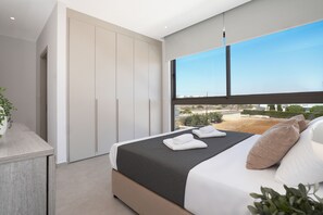 3 bedrooms, iron/ironing board, internet, bed sheets