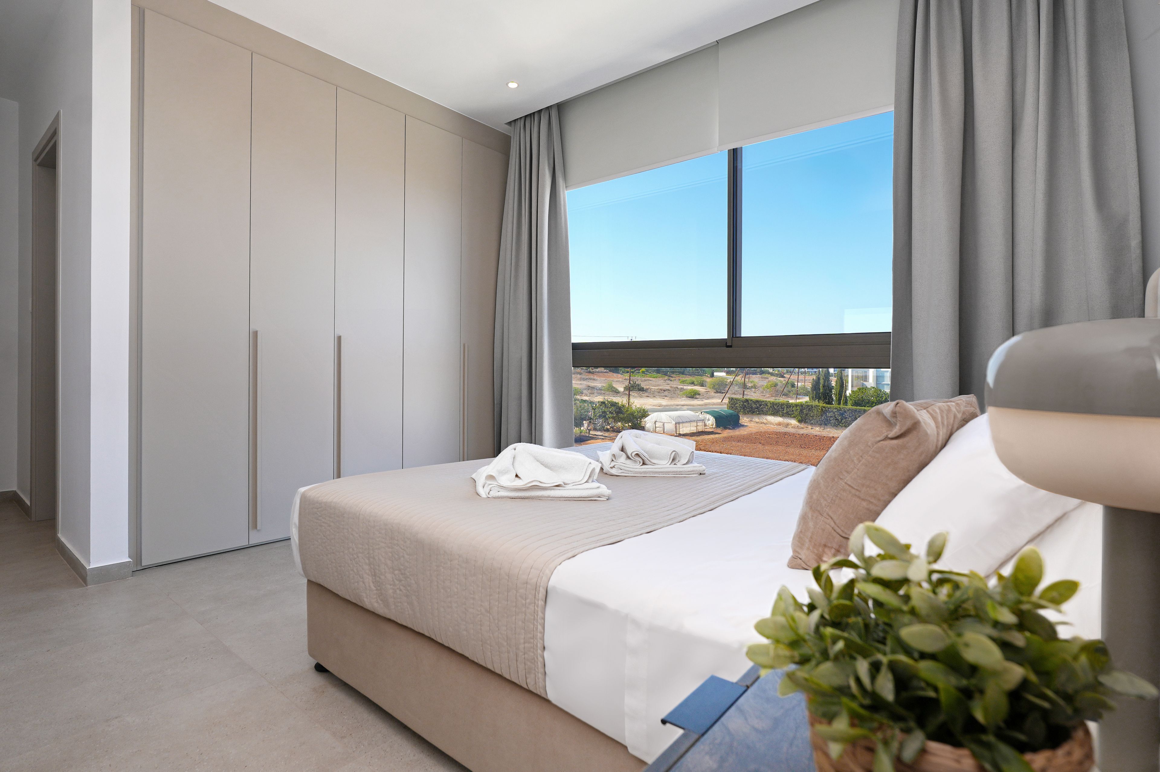 3 slaapkamers, een strijkplank/strijkijzer, internet, beddengoed