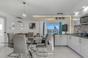 Eine moderne Wohnung mit Essbereich, Küche und Wohnzimmer.