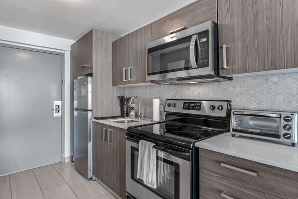 Fridge, microwave, oven, stovetop